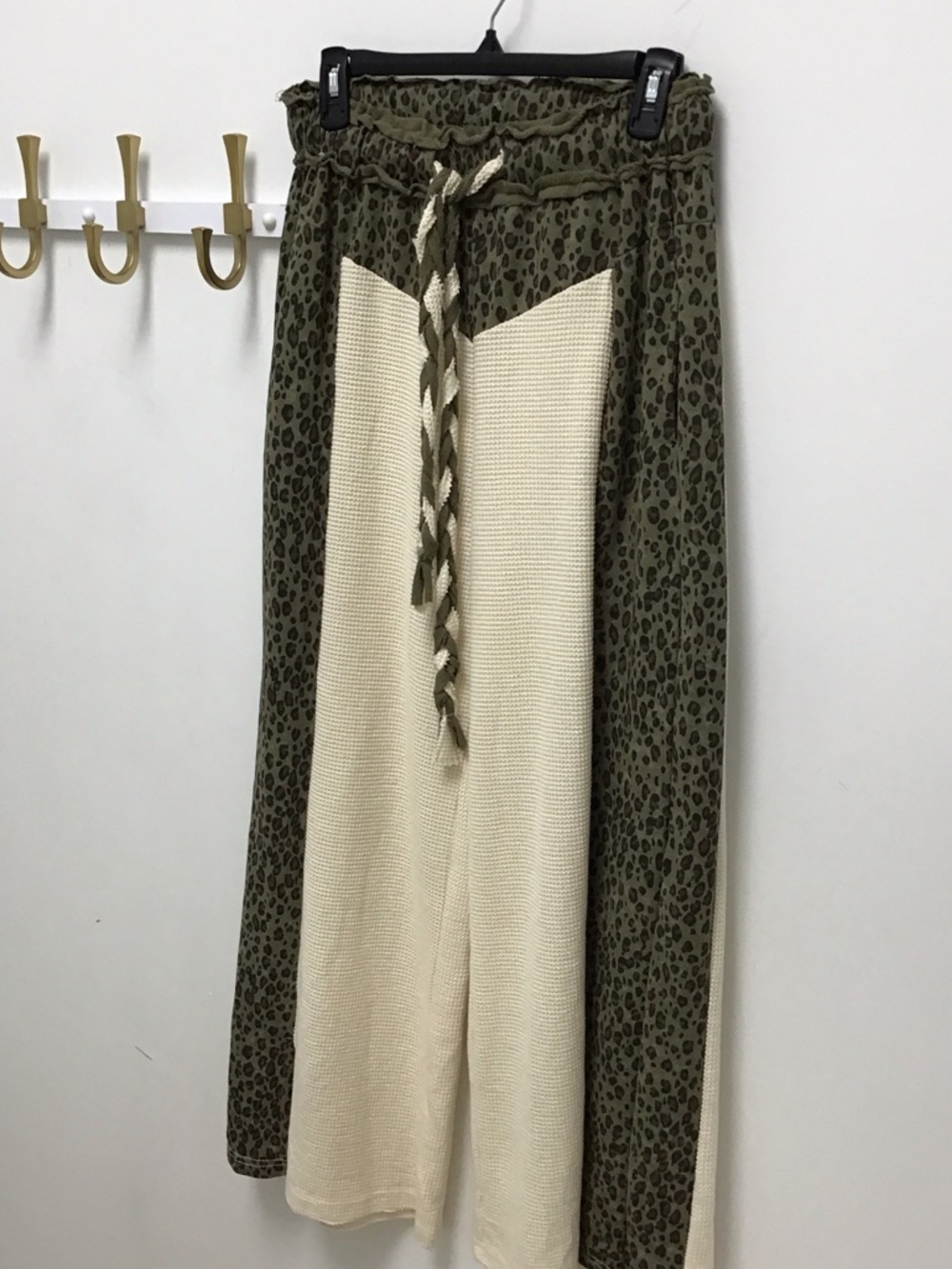 POL THERMAL KNIT comfy Olive Leopard Knit Panel Wide-Leg Pants with Cream Center